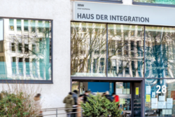 Foto vom Haus der Integration Wuppertal mit Menschen davor