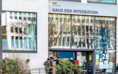 Foto vom Haus der Integration Wuppertal mit Menschen davor