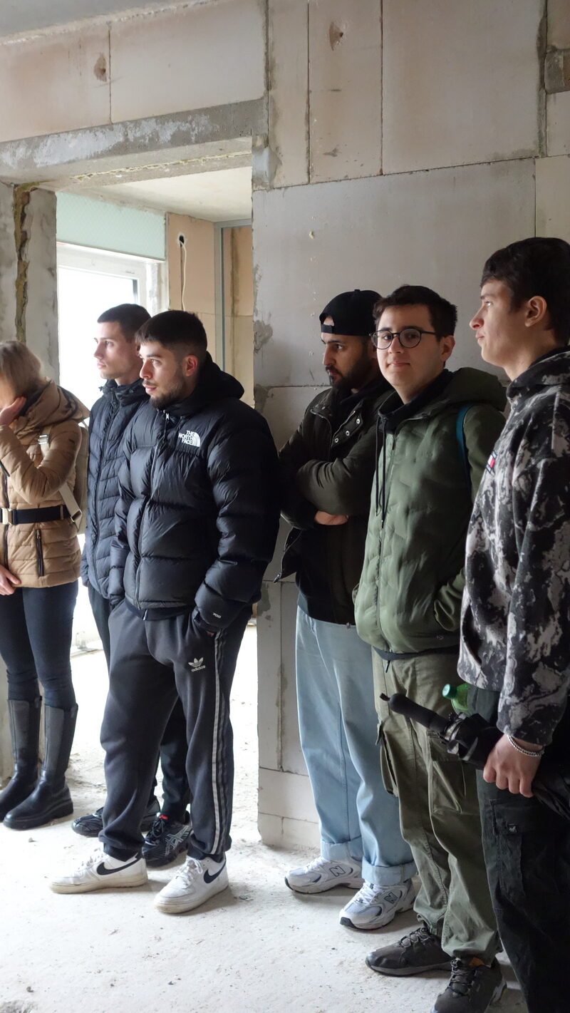 Eine Gruppe Jugendliche steht in einer Baustelle-Gebäude