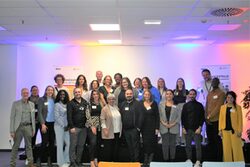 Gruppenfoto der Mitarbeiterinnen und Mitarbeiter der Servicestelle und der Team-, Fachbereichs- und Ressortleitungen