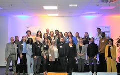 Gruppenfoto der Mitarbeiterinnen und Mitarbeiter der Servicestelle und der Team-, Fachbereichs- und Ressortleitungen