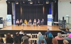 Foto der Bühnendiskussion während des Fachtags