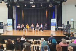 Foto der Bühnendiskussion während des Fachtags