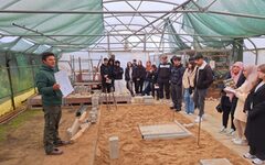 Teilnehmende erhalten Informationen über den Garten- und Landschaftsbau
