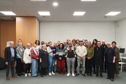 Gruppenfoto der Vertreter*innen des Integrationsschusses und der Vereine
