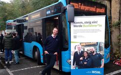 WSW-Bus mit Fahrer, Gästen und WSW Roll-Up