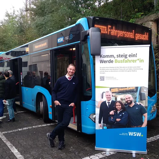 WSW-Bus mit Fahrer, Gästen und WSW Roll-Up